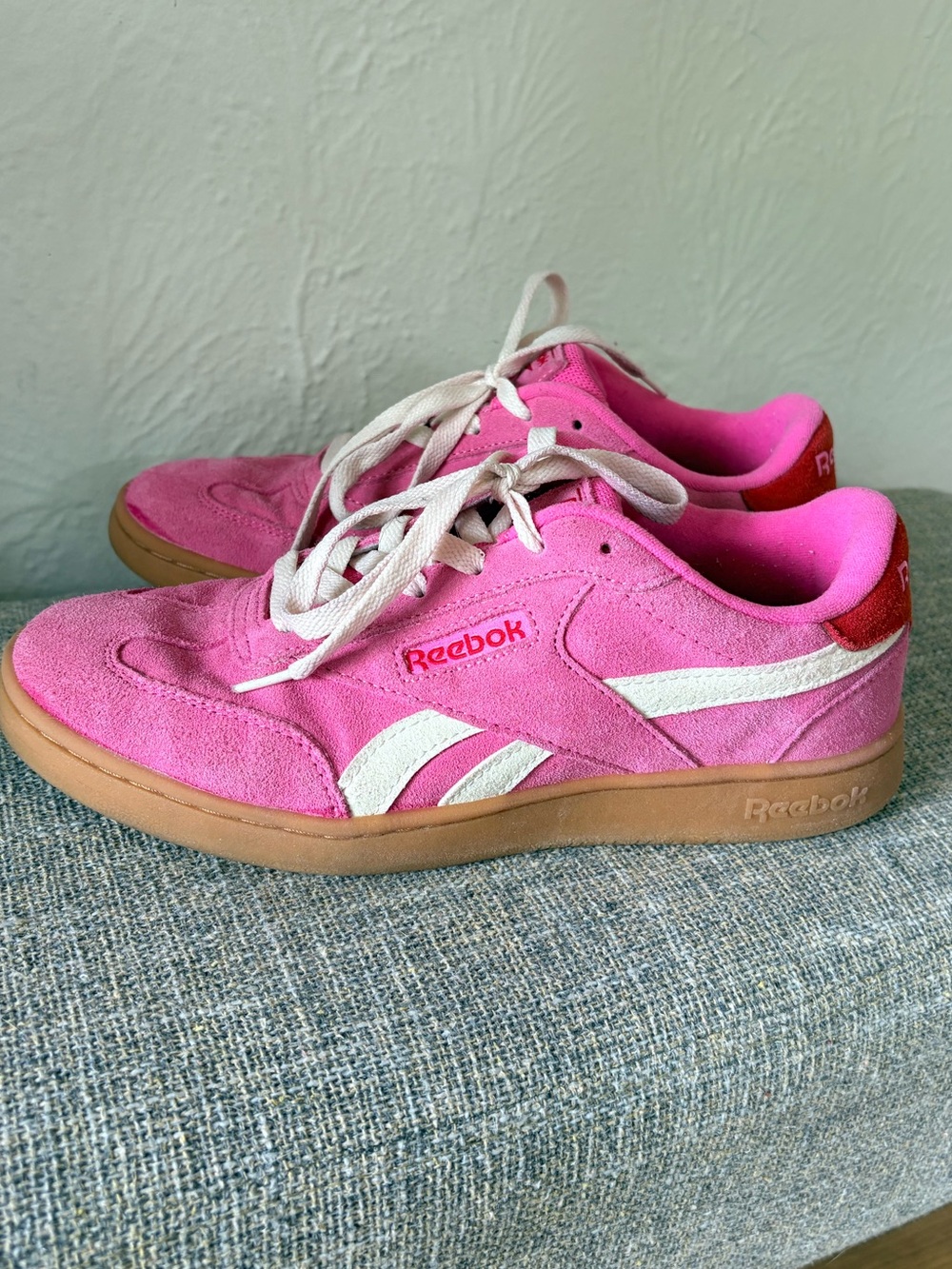 Pink Reeboks!  Size 8.5. - Picture 3 of 14